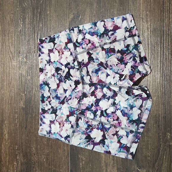 Lululemon Align 4" shorts - Picture 2 of 4